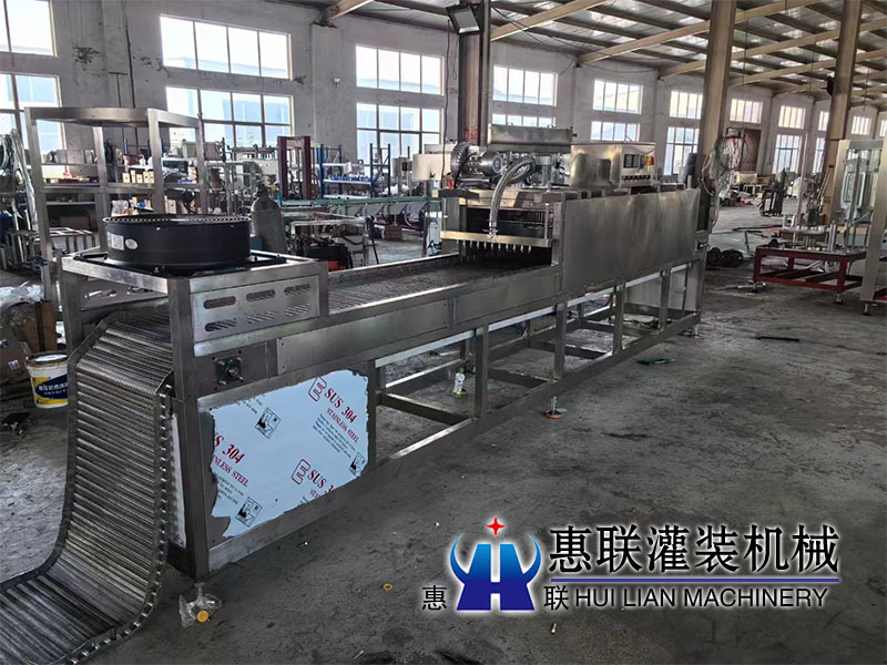 貴州遵義調(diào)味品灌裝生產(chǎn)線(xiàn)生產(chǎn)制作中