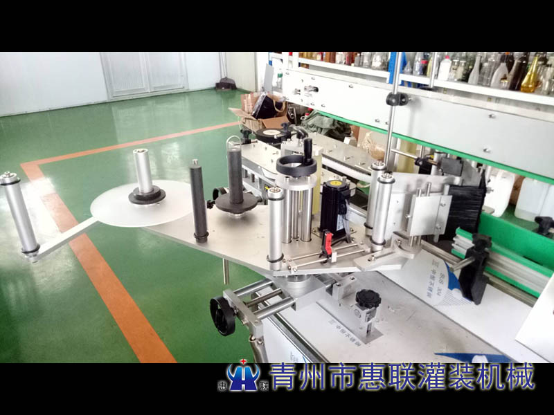 食用油桶/大桶貼標(biāo)機(jī)